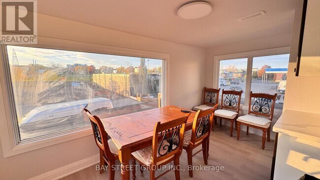 Photo du bâtiment - 5731 Stanley Ave