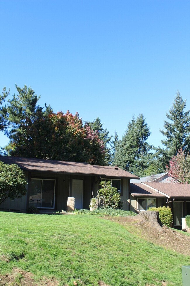 Castillian Apartments - Portland Oregon - Castillian Townhomes
