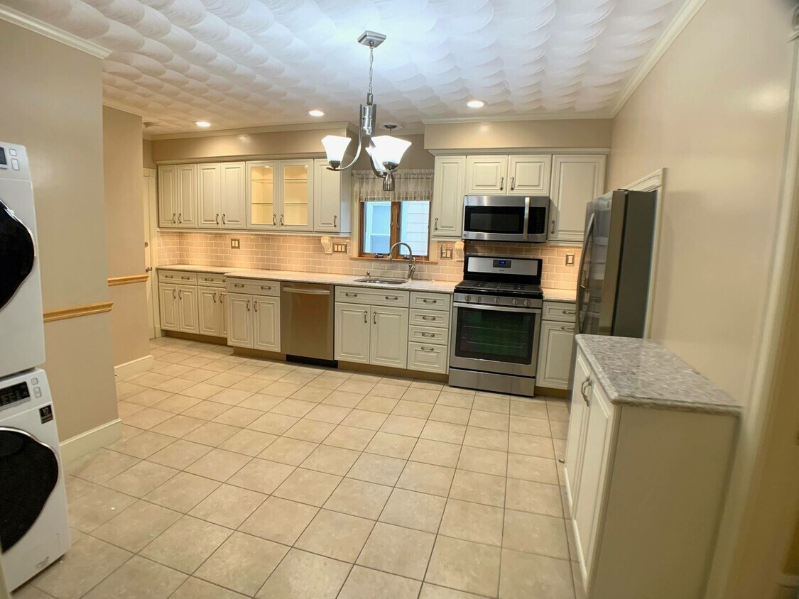 Foto principal - Beautifully renovated 3 bed with In-unit l...
