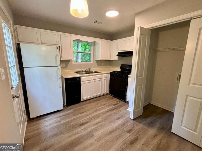 Building Photo - 6611 Selman Dr