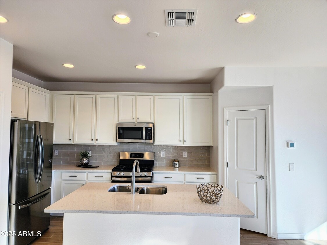 Foto principal - 4240 S 58th Ave
