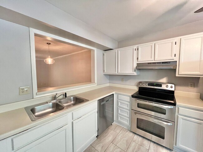 Foto del edificio - Charming Two-Story 2BD, 2.5BA Raleigh Cond...