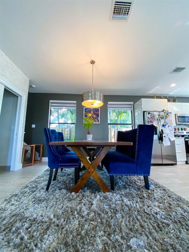 Foto del edificio - 3 br, 2.5 bath House - 1101 NE 3rd Ave