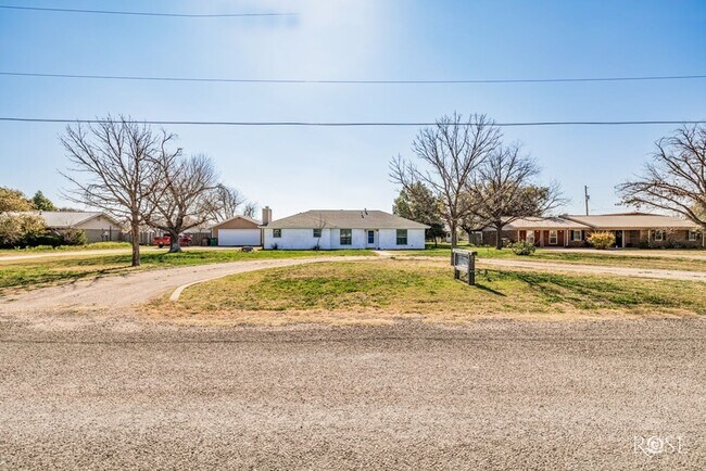 Foto del edificio - Beautiful and Spacious Retreat in Wall, TX...