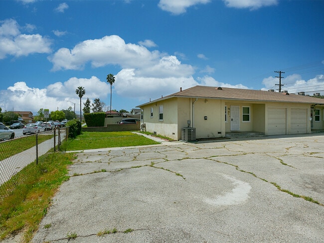 Building Photo - 2439 N Lincoln St