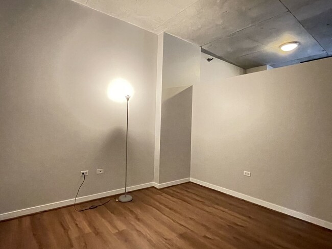 Foto del edificio - 235 W Van Buren St