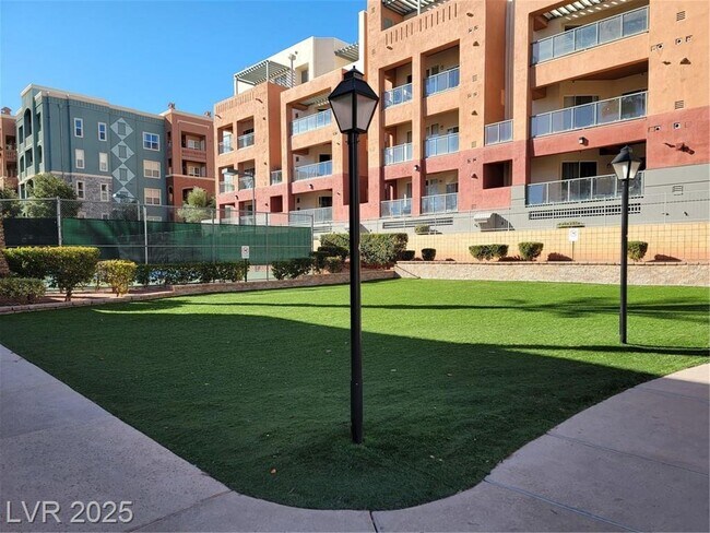 Building Photo - FABULOUS PARK AVENUE--MIDRISE LIVING!!