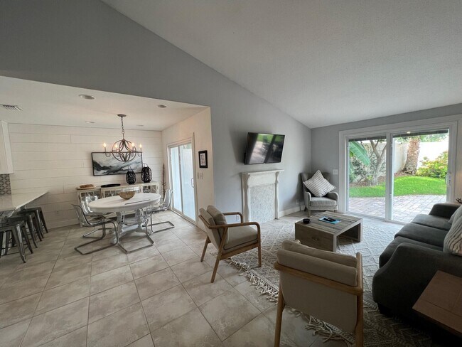 Building Photo - 597 Robin Ct