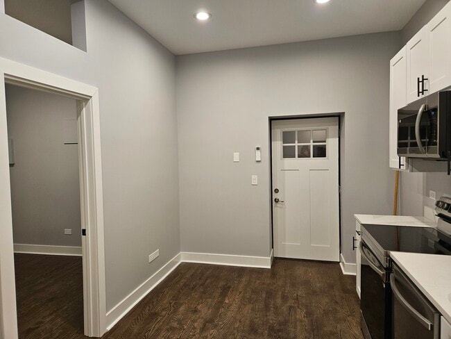 Building Photo - 831 S Western Ave