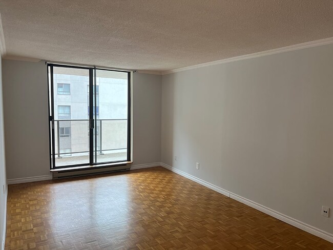 Living Room - 475 Laurier Av W