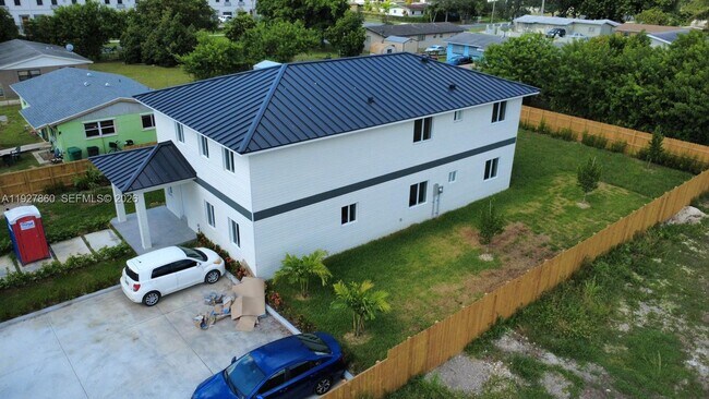 Building Photo - 722 NW 6th Ct