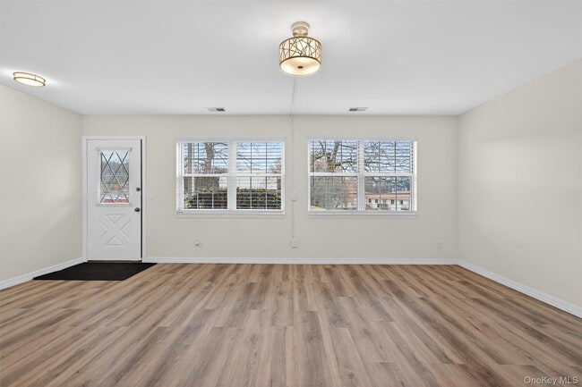 Foto del edificio - 276 Temple Hill Rd