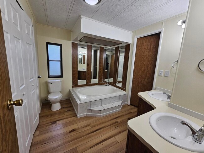 Foto del edificio - 224 Blossom Ln