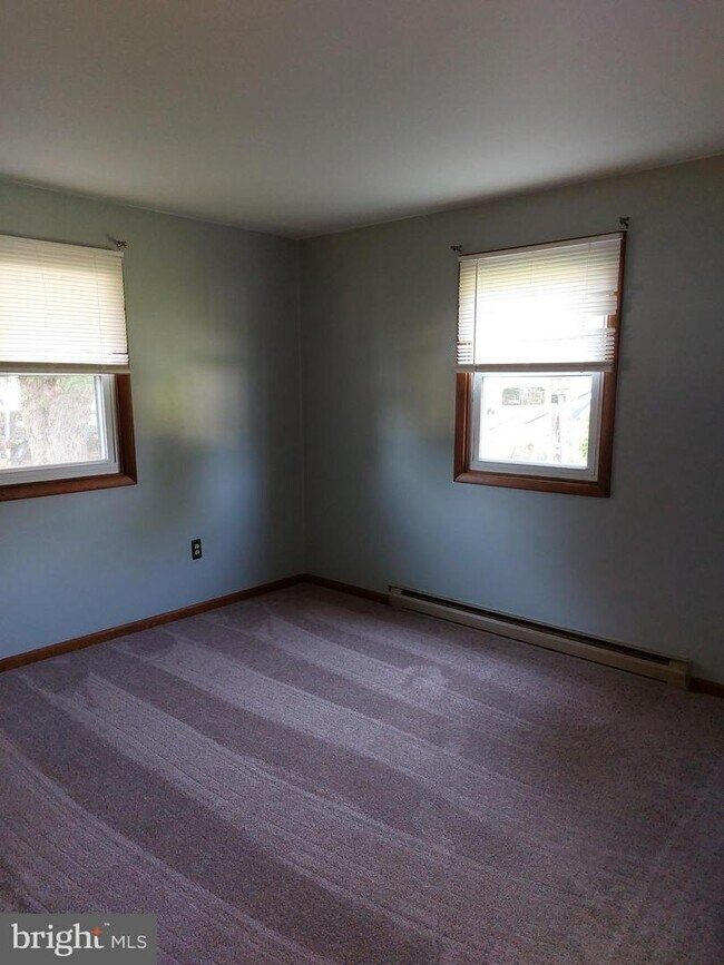 Building Photo - 110 Maple Dr