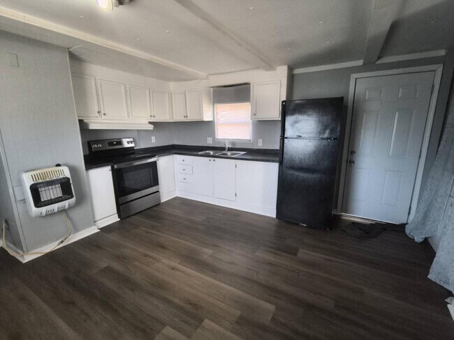 Building Photo - 814 S Kern Ave