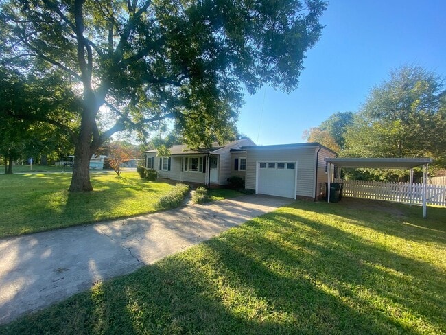 Foto del edificio - Nice 2 bedroom 1 bathroom home very close to I-85 and HWY 73