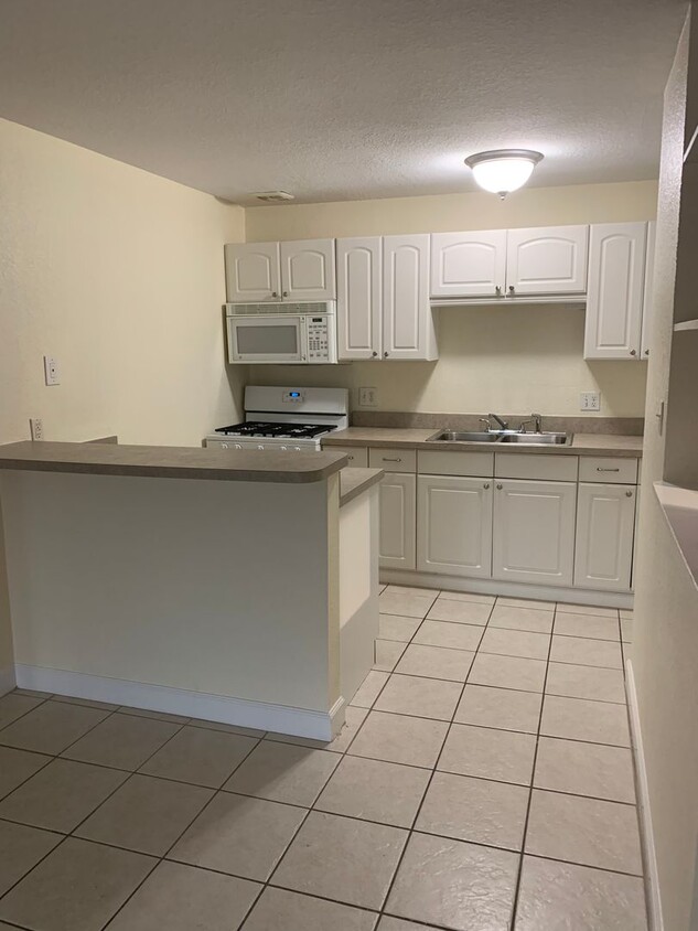 Foto principal - LEASE TERMS NEGOTIABLE Walk to UF Health S...