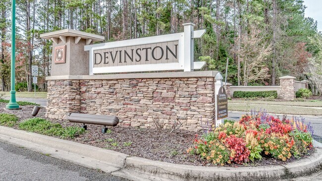 Building Photo - 5 bedroom, 2.5 bath home at Village of Wes...