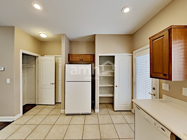 Building Photo - 8813 Red Fox Dr