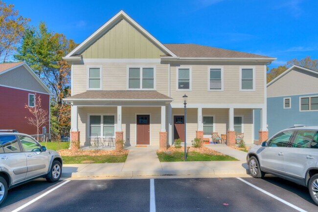 Foto del edificio - Uptown Village- 3 BR 3.5 Bath Townhome