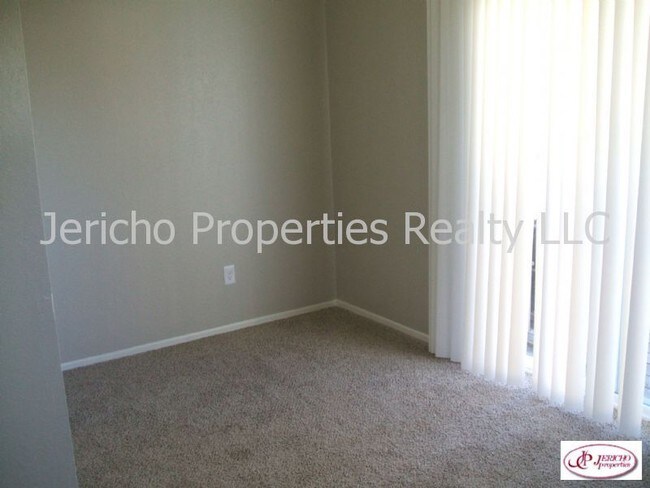 Building Photo - 1305 Estes St
