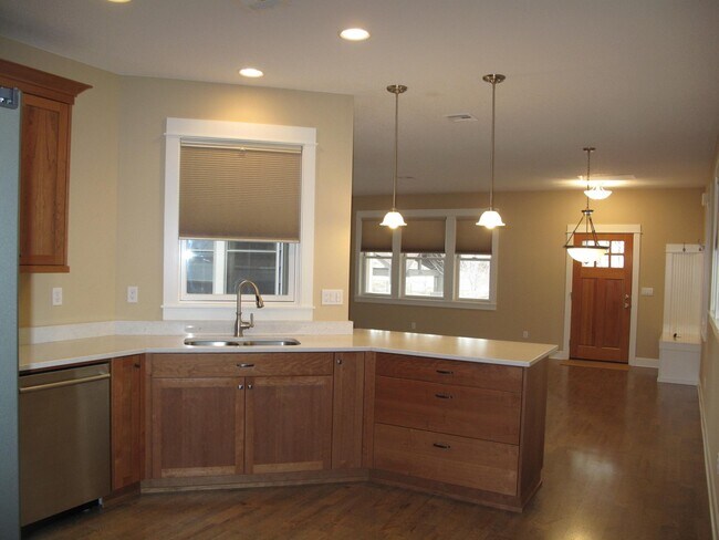 Building Photo - Craftsman home is Sisters!