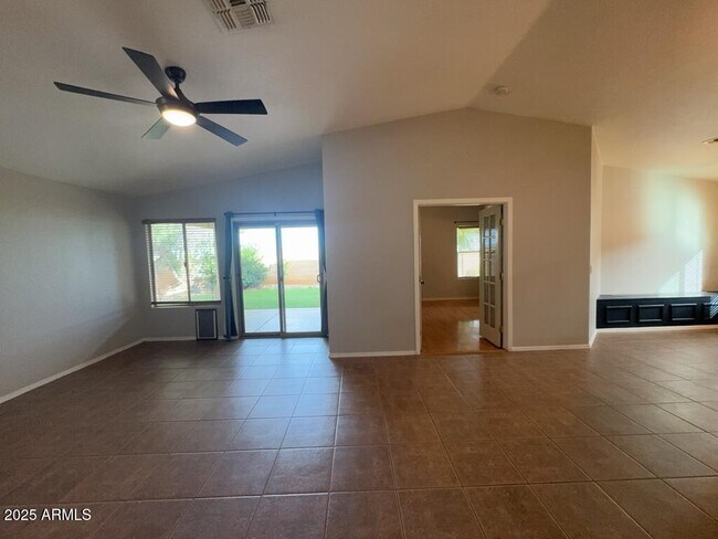 Foto del edificio - 4651 Big Bend St