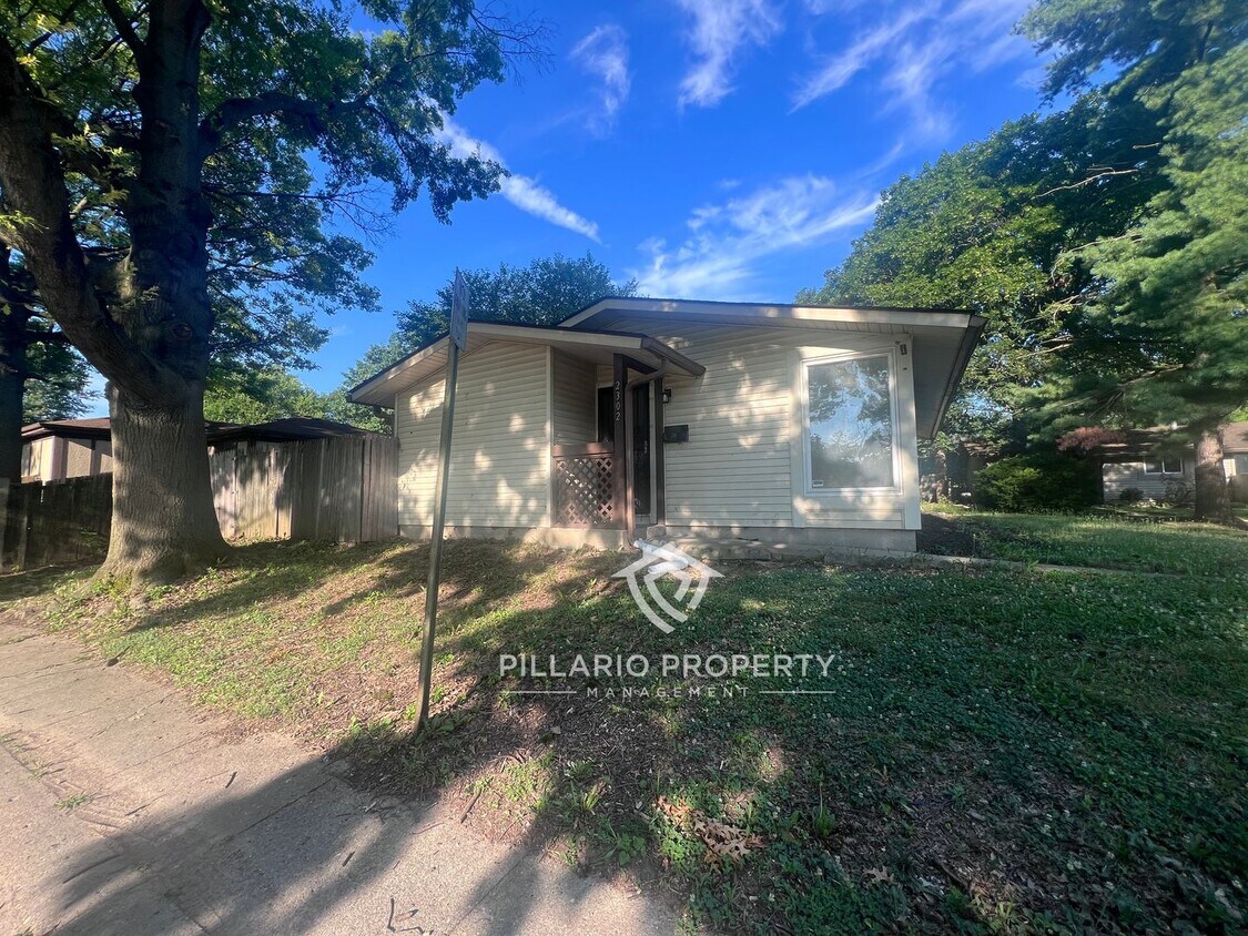 Primary Photo - Silver Maple Beauty 3 Bed / 1 Bath Only $1...
