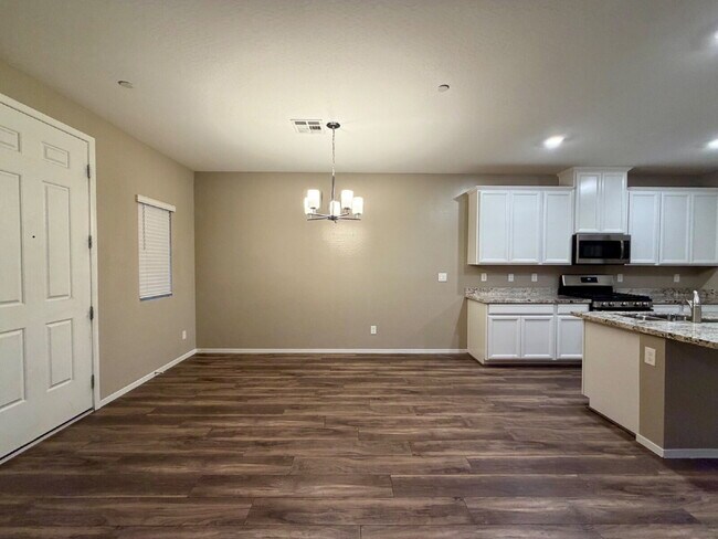 Foto del edificio - GATED 3 BED 2.5 BATH TOWNHOUSE IN NORTH LAS VEAGS FOR RENT!