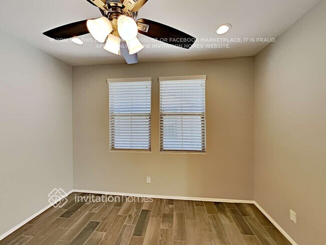 Building Photo - 252 N Sandal