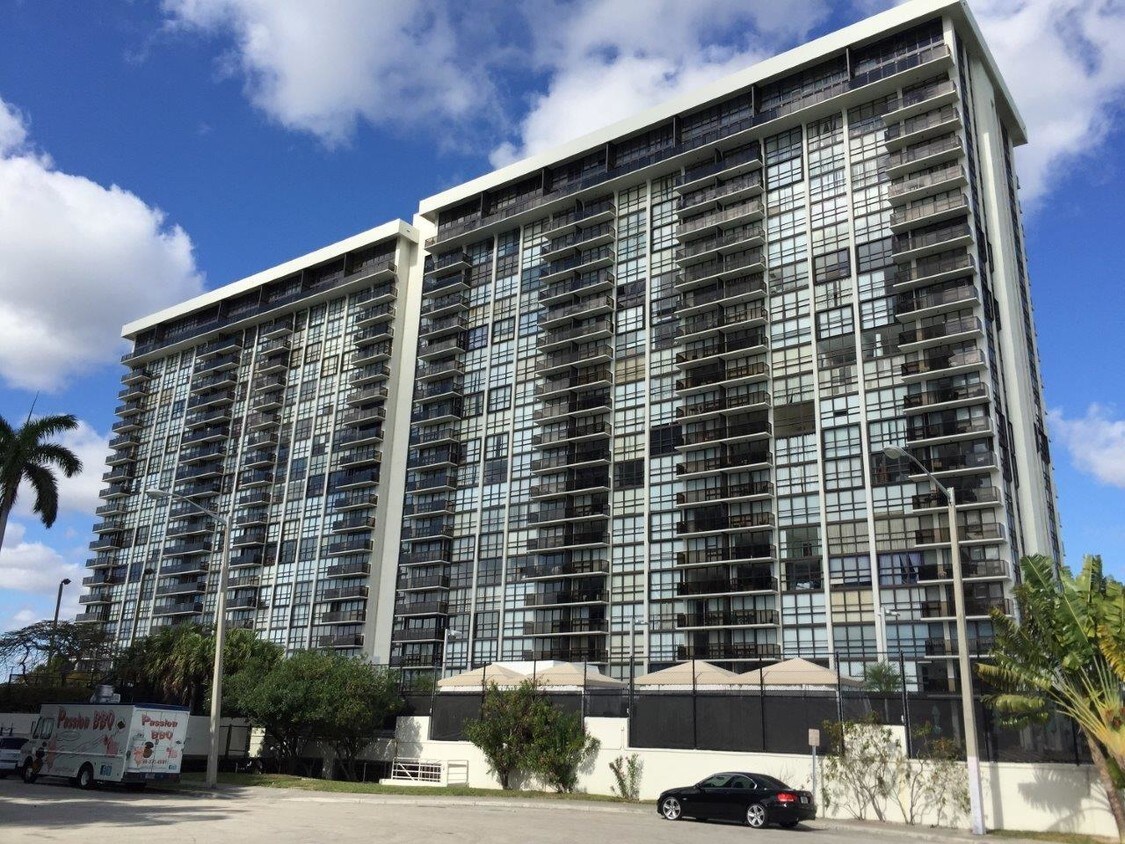 Foto principal - 600 NE 36th St