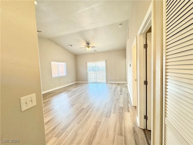 Foto del edificio - 1930 E Ambush St