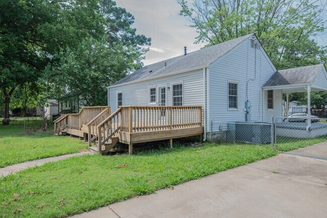 Building Photo - 320 Darby Ave