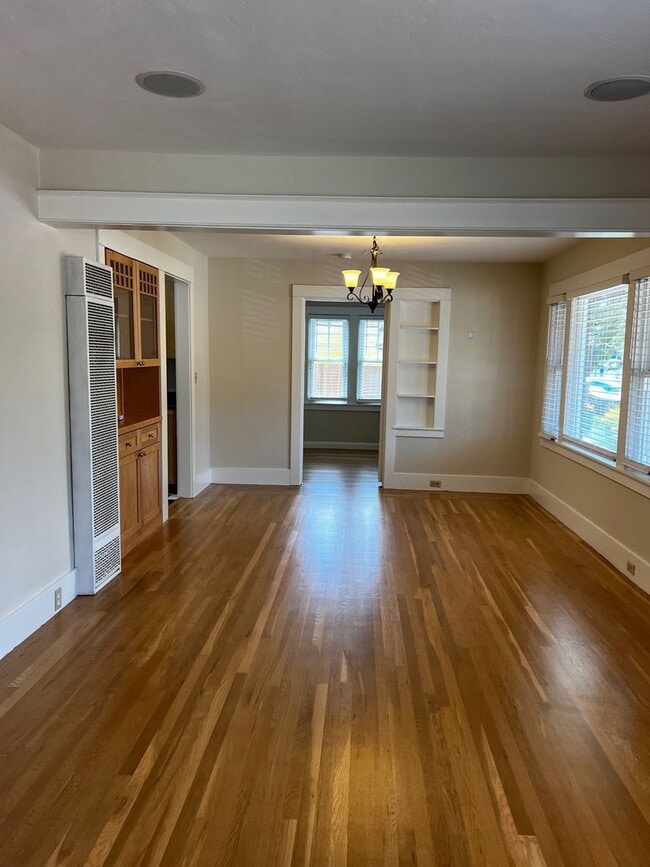 Building Photo - 2 Bedroom / 1 Bathroom Single Family Home ...