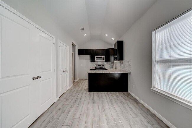 Building Photo - 833 Omeara-