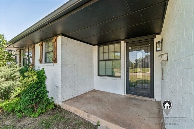Building Photo - Charming 3 Bedroom Home +BONUS Room with Spacious Backyard
