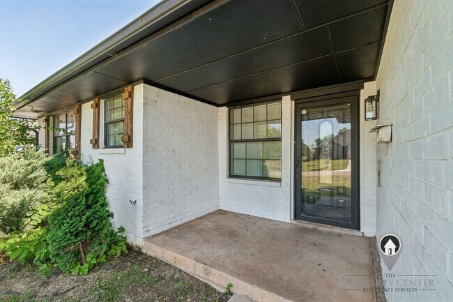 Foto del edificio - Charming 3 Bedroom Home +BONUS Room with Spacious Backyard
