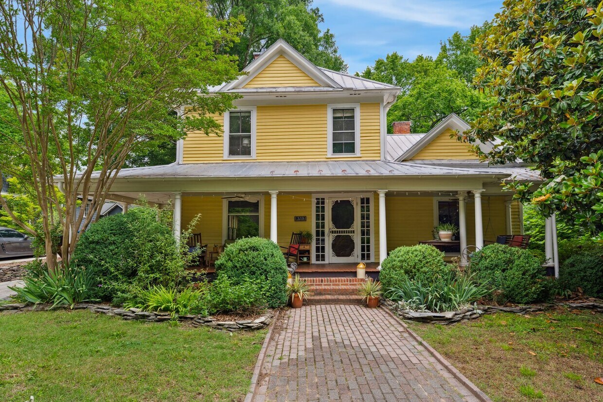 Primary Photo - Furnished Charming 3 Bedroom Home Availabl...