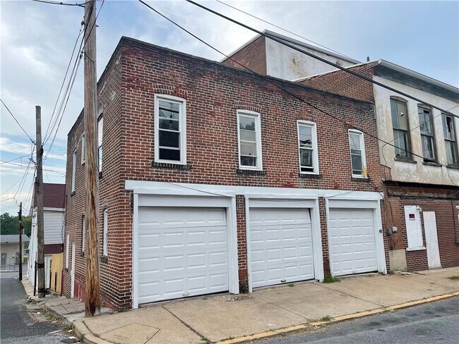 Building Photo - 533 W Whitehall St