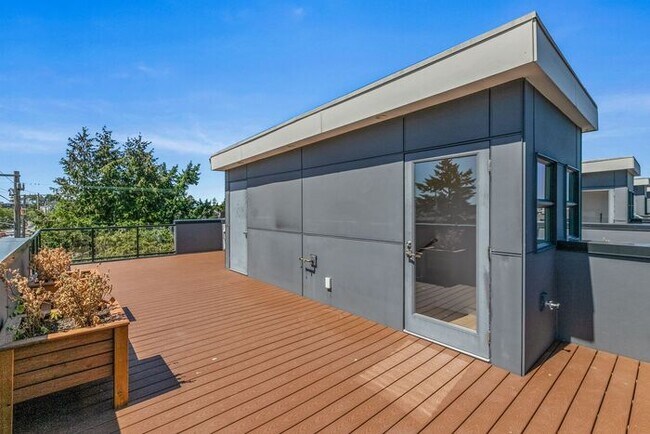 Building Photo - Stunning AIR CONDITIONED Alki Townhome w/ ...