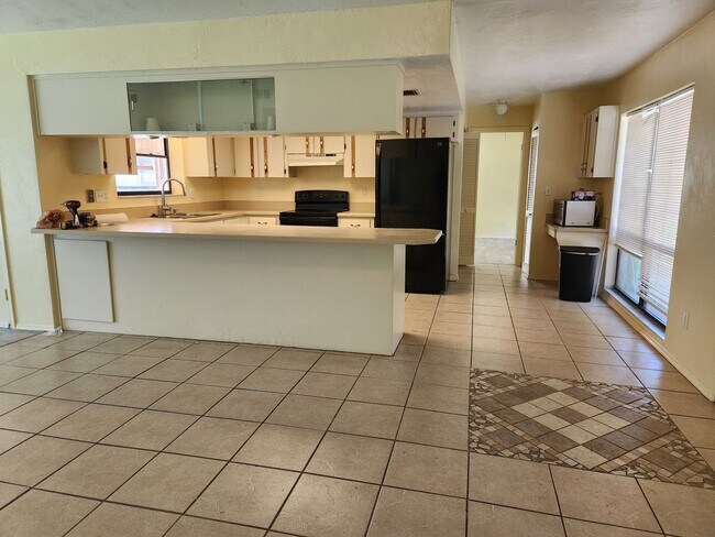 Building Photo - 3/2/2 convenient Florida Shores location!