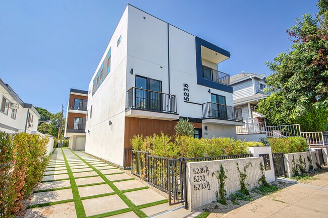 Foto del edificio - 5235 Satsuma Ave
