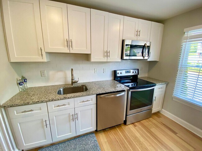 Building Photo - Charming 3 Bedroom/ 1.5 Bathroom Townhome ...