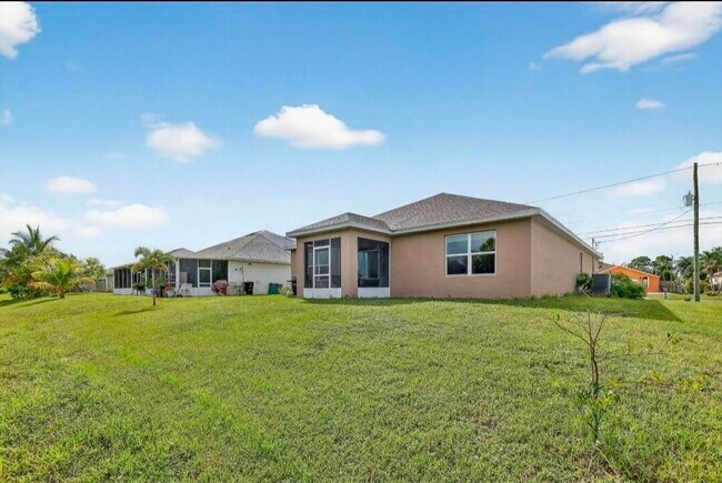 Foto del edificio - 543 SW Whitmore Dr