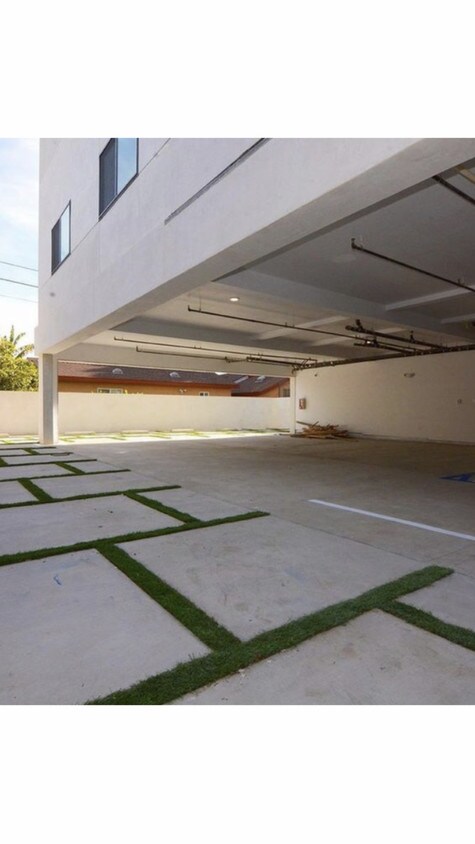 Parking - 11918 Vanowen St