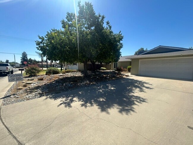 Building Photo - 3 Bedroom 2 Bathroom Centrally Located Near Shopping and Restaurants!