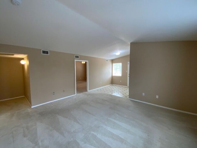 Building Photo - 3 Bedroom Townhome Available Near Southern...