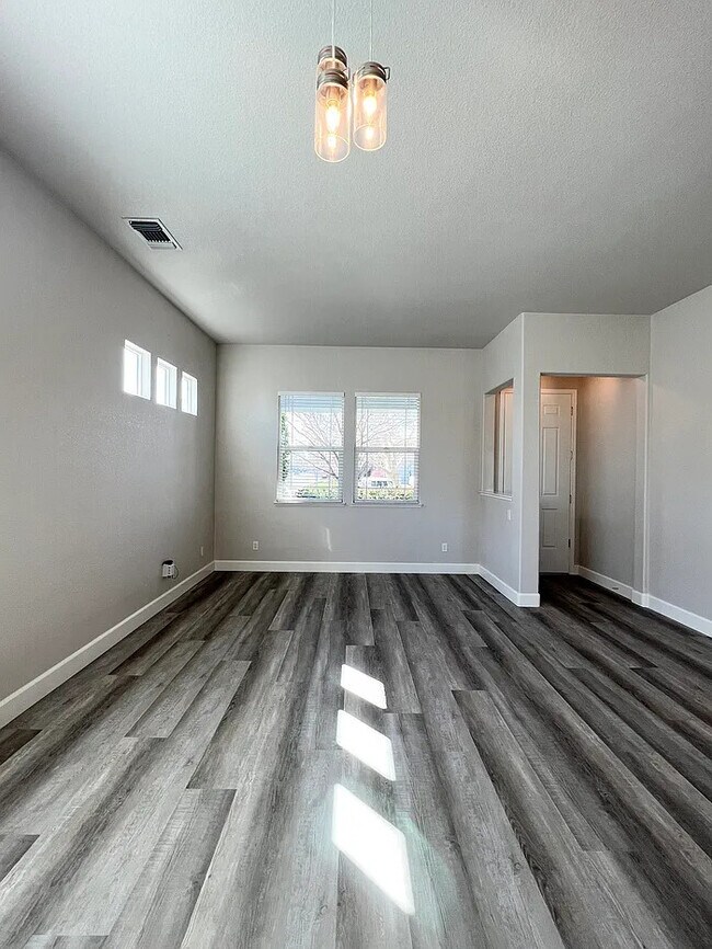 Foto del edificio - Stunning 4 bedroom 2 bathroom home in Linc...