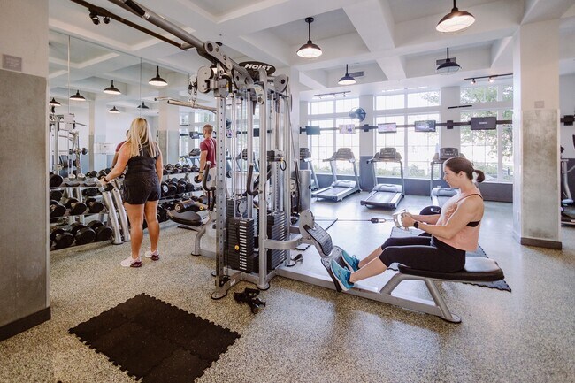 Gimnasio en las instalaciones - LC Hilliard