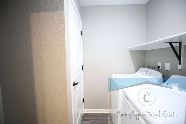 Building Photo - Luxury 2 bed, 1 bath duplex with garage- recent construction!! Washer, dryer and internet, cable ...